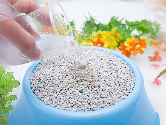 The main function of cat litter companion is to enhance the deodorizing ability of cat litter, accelerate the agglomeration of cat litter, and reduce the amount of cat litter carried out.